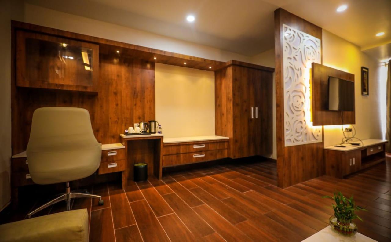 Hotel Yuvraj Grand Jabalpur Ngoại thất bức ảnh
